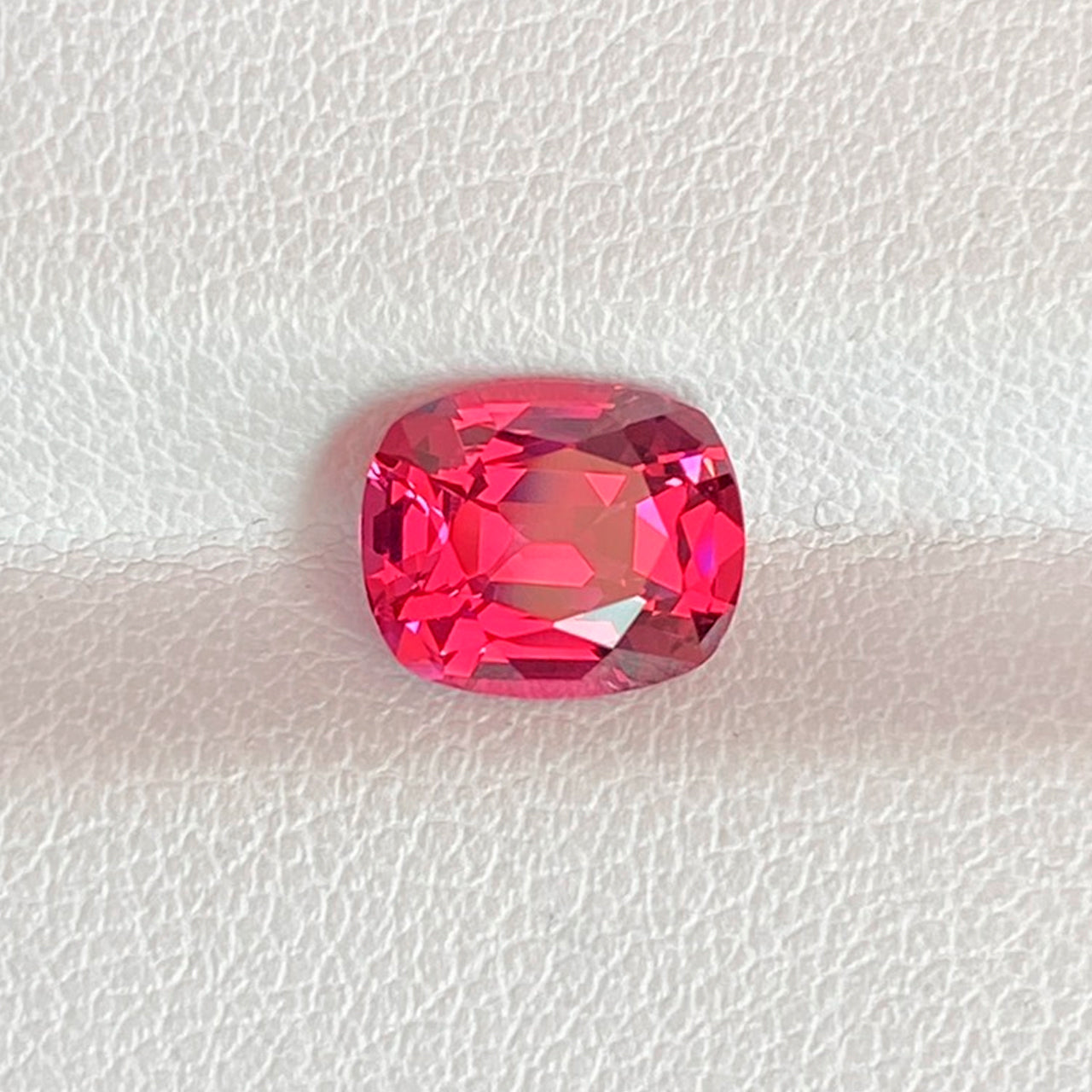 Guild Certified Mahenge Spinel - Cushion Cut - Hot Pink - 2.39 carats - 6.8 x 8.3mm
