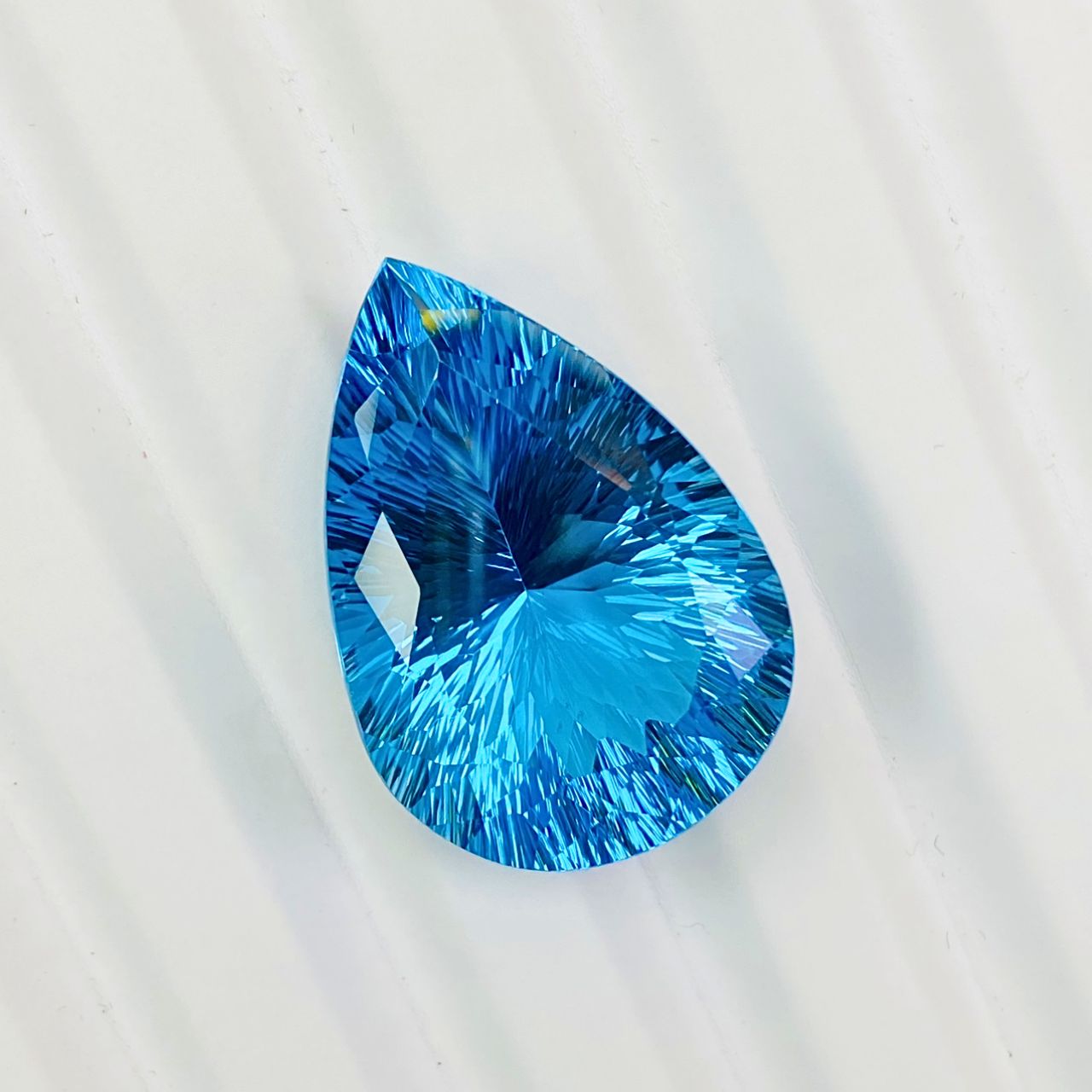 Precious Swiss Blue Topaz - Pear Millennium Cut - Unset - 107.63 carats - 26.9 x 38.6mm