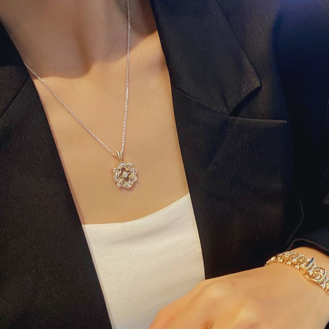 FIICCI An Impressive Natural Diamond In 18K Yellow White Gold Necklace