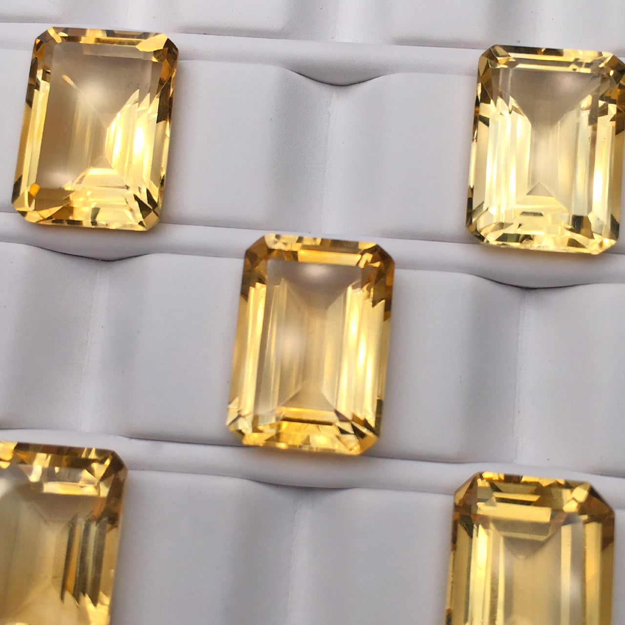 Natural Citrine Gem  - Yellow Color - 10 carats - 10 x 14mm