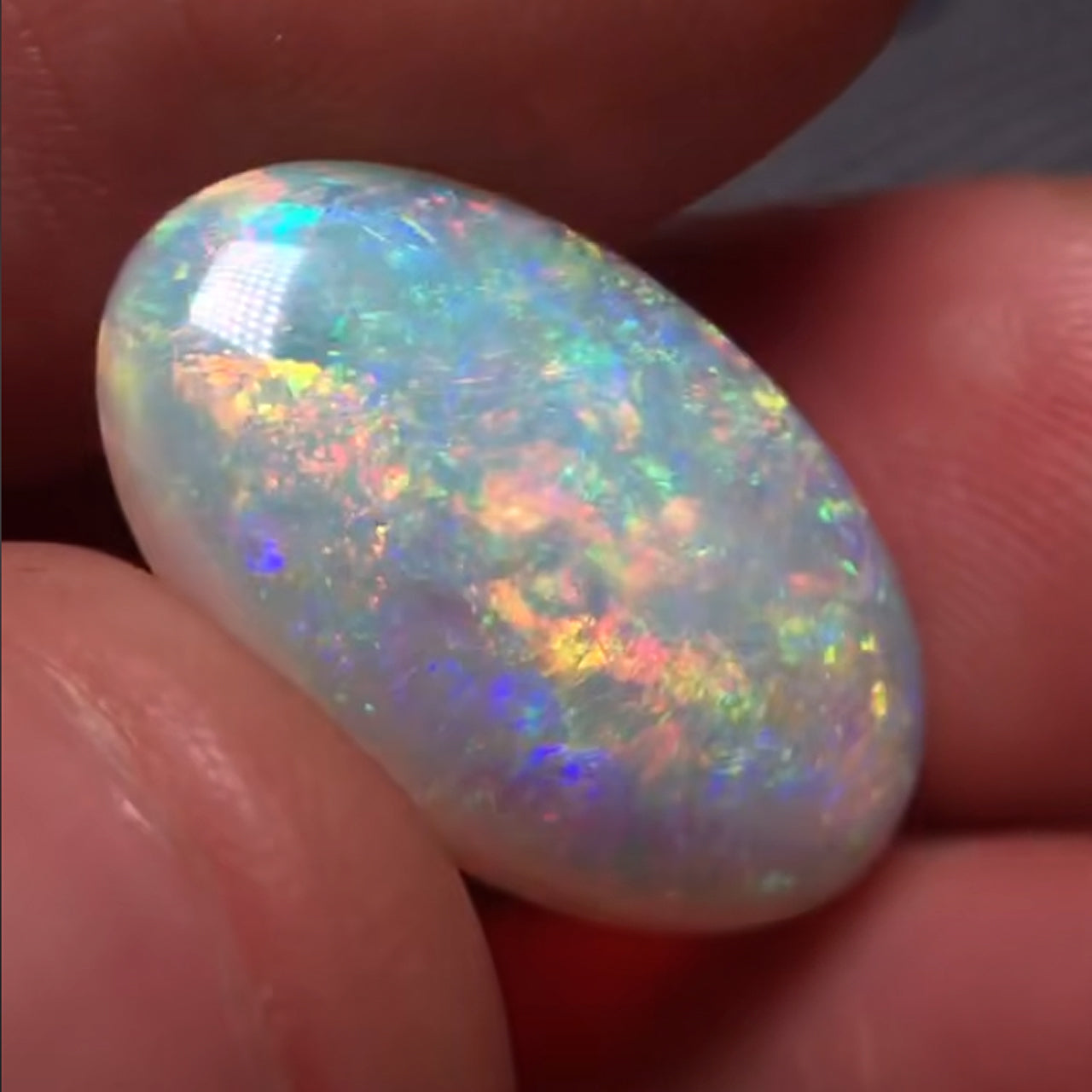 Australian Crystal Opal Gemstone - Oval Cut - 6.8 carats - 19 x 12mm