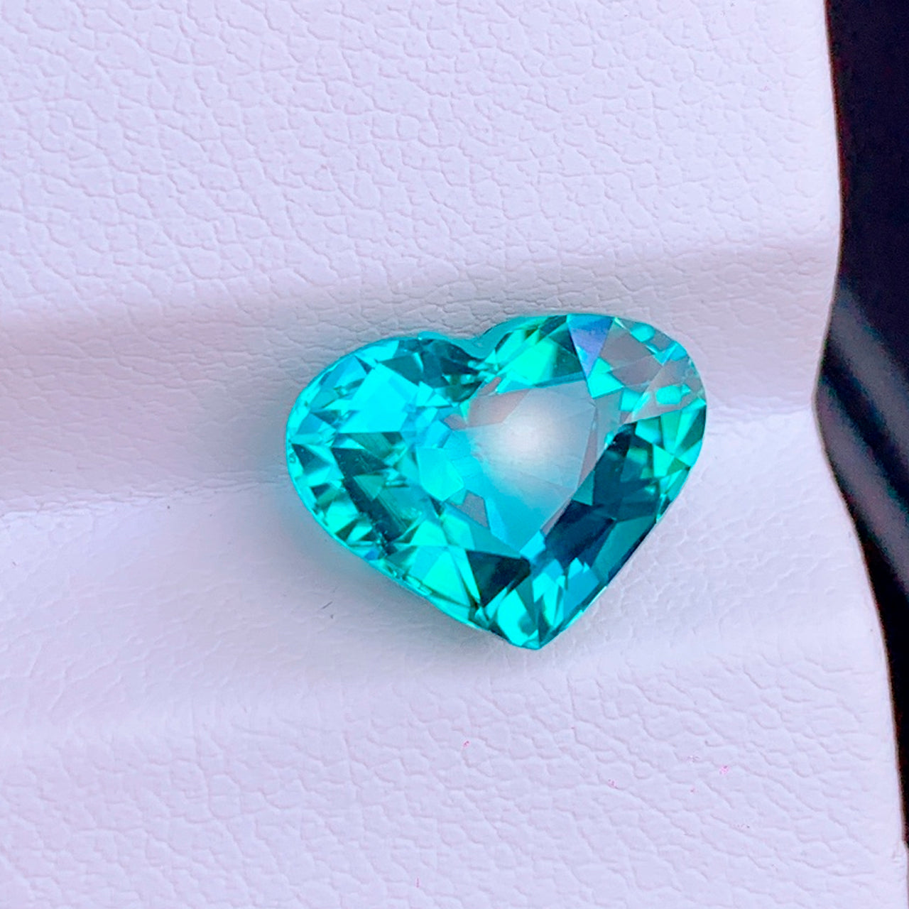 Guild Certified Stunning Lagoon  Green Blue Tourmaline - Heart Shape - 5.47 carats - 9.29 x 11.92mm