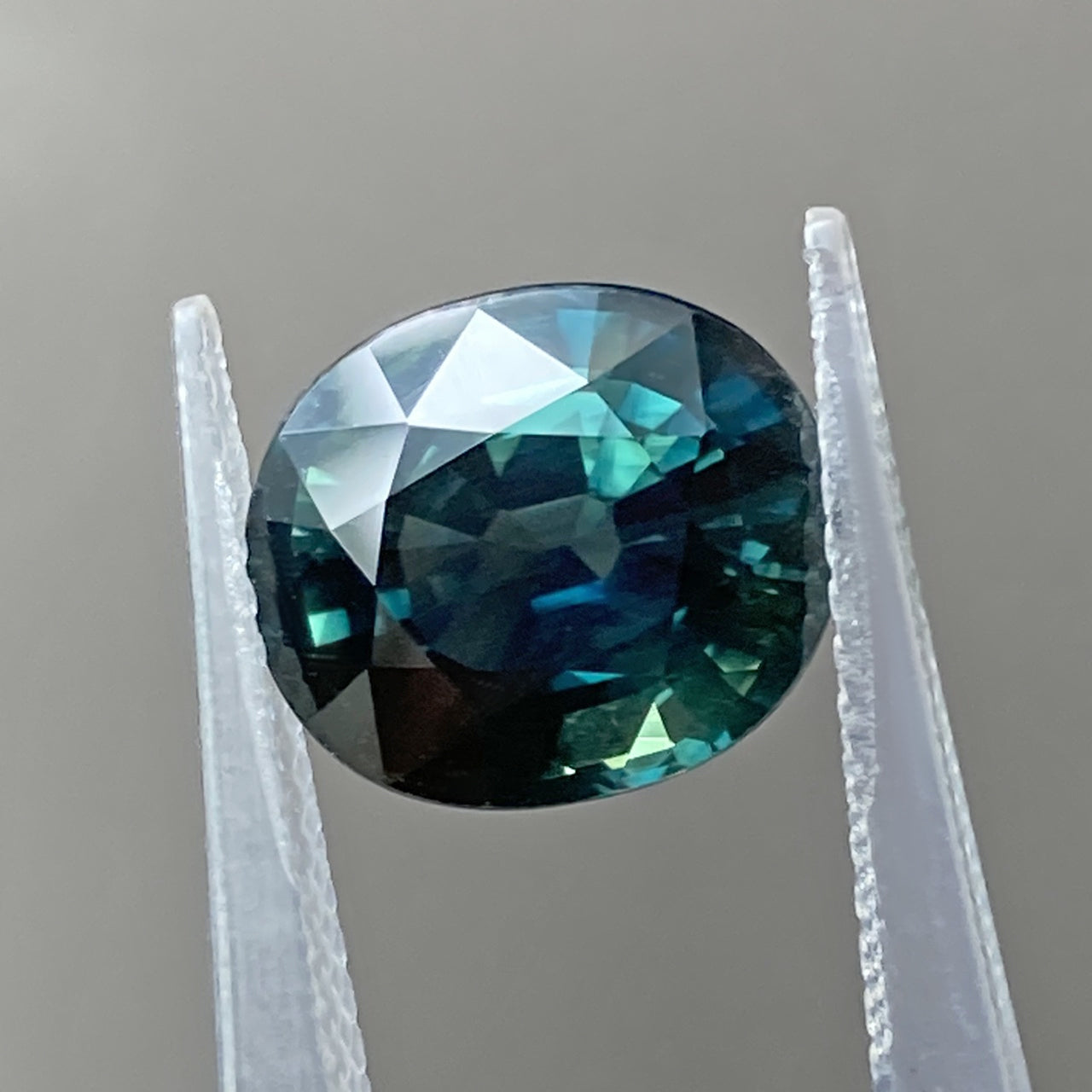 GUILD Certified Deep Green Sapphire - Oval Cut - 9.18 carats - 12.71 × 10.92 mm