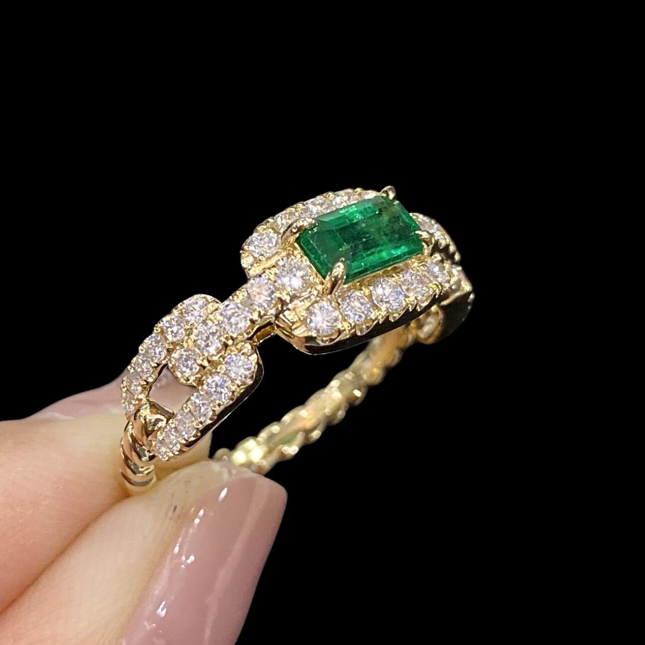 FIICCI Antique Diamond And Emerald In 18K Yellow Gold Engagement Ring