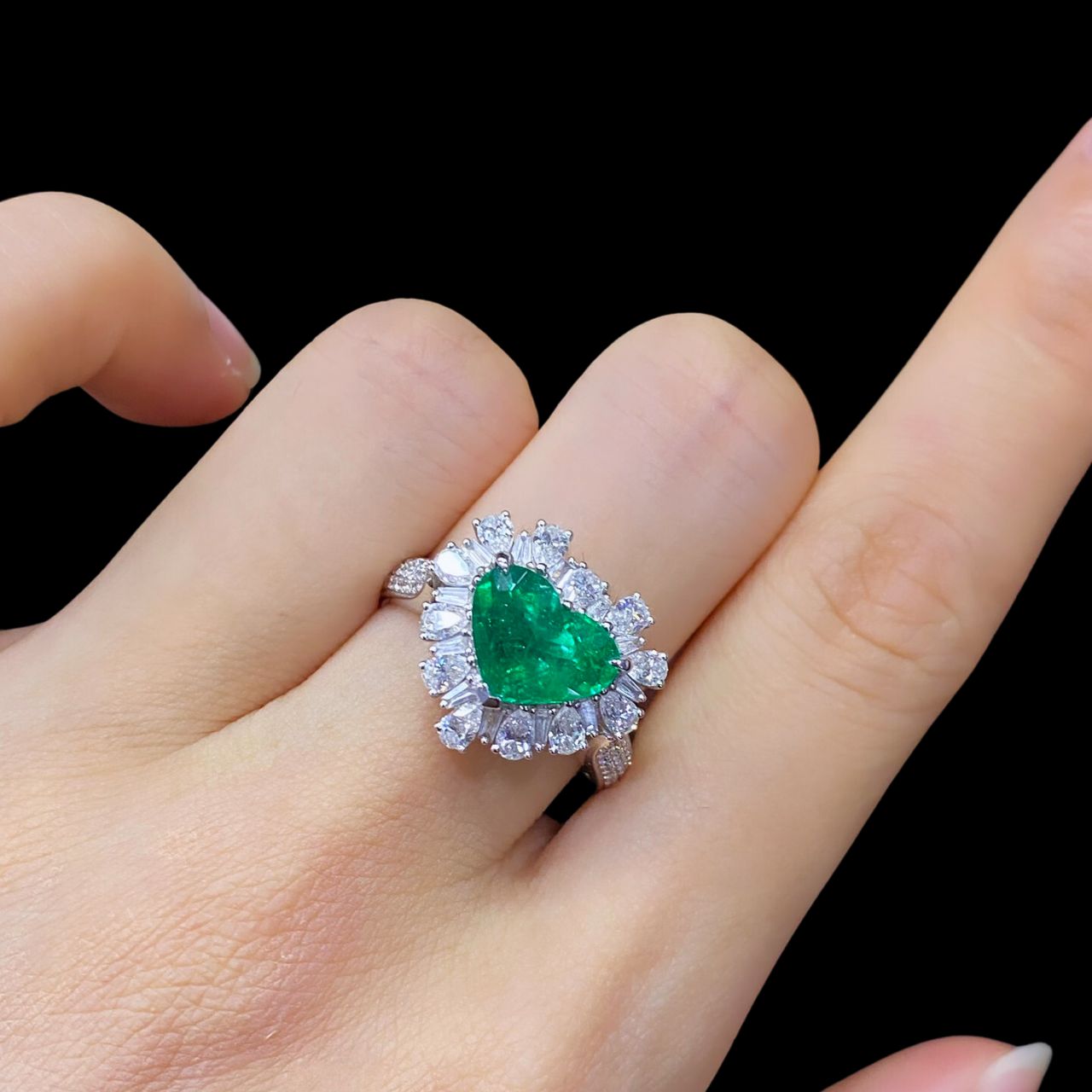 FIICCI Natural Diamond And Heart Emerald In 18K White Gold Ring