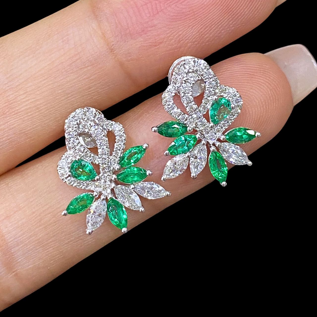 FIICCI Flower Natural Diamond And Emerald Stud Earrings In 18K White Gold