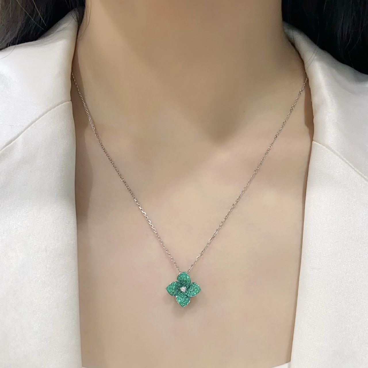 FIICCI Natural Diamond And Flower Emerald In 18K White Gold Necklace