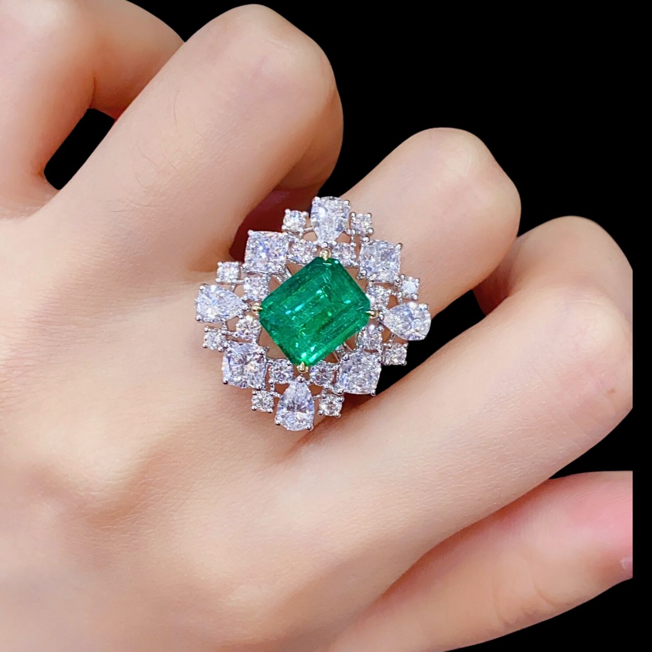 FIICCI Art Deco Diamond And Emerald In 18K White Gold Ring