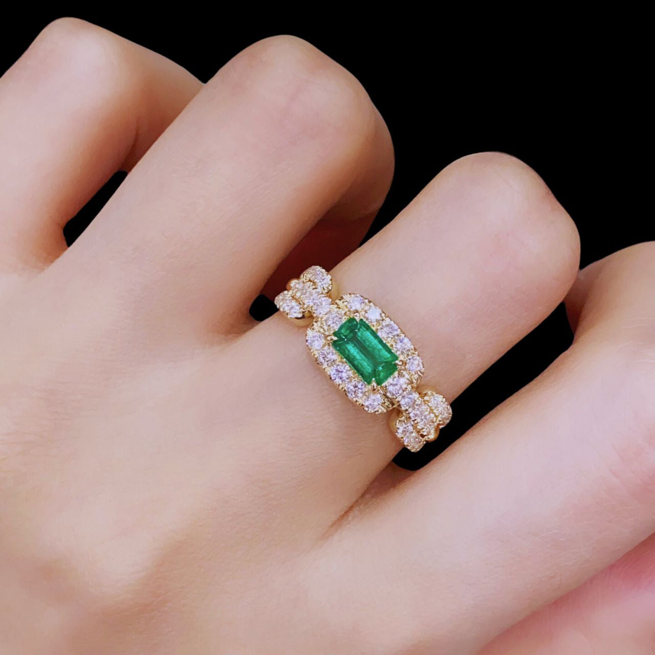 FIICCI Antique Diamond And Emerald In 18K Yellow Gold Engagement Ring