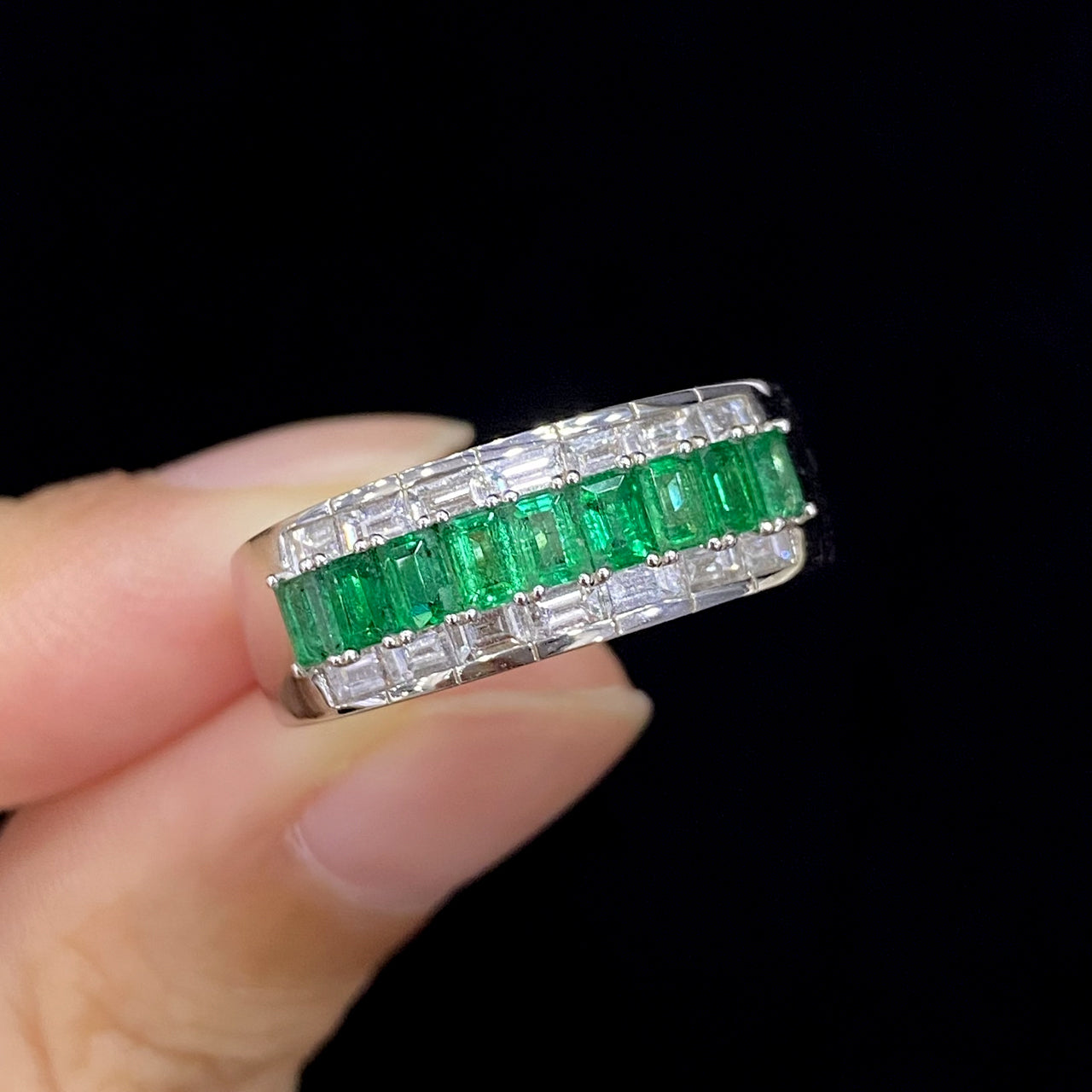 Luxe 18K White Gold Emerald And Diamond Band