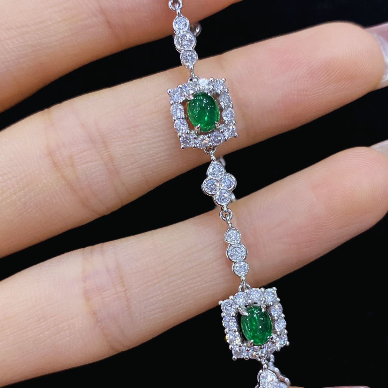 FIICCI Cabochon Vivid Green Emerald And Diamond In 18K White Gold Bracelate