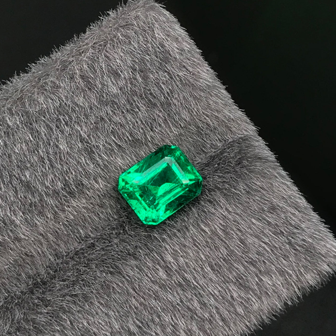 GUILD Certified Vibrant Emerald - Round Cut - Unset - 1.35 carats - 7.08 x 5.84 mm - A Low Price Top Gem